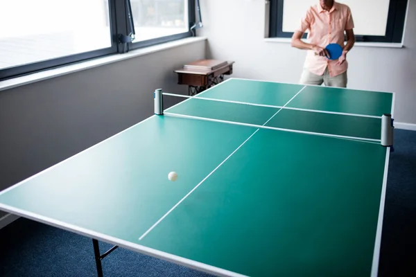 Senior playing ping pong — Stock Photo, Image