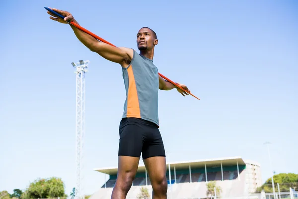 De boekwaarde speerwerpen atleet op schouder — Stockfoto