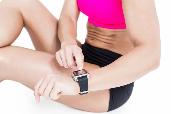 Female athlete using smart watch — Stock Photo, Image