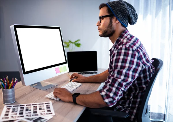 Ernstige hipster werken — Stockfoto