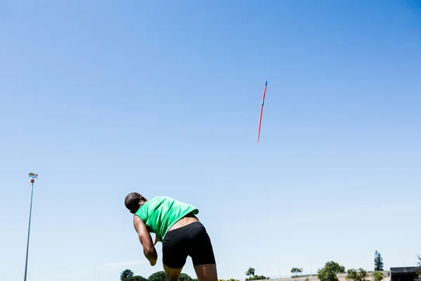 Athlete throwing a javelin — Stock Photo, Image