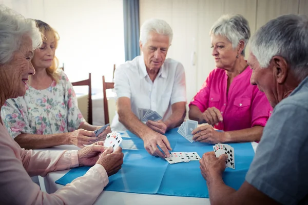 Skupina seniorů hracích karet — Stock fotografie