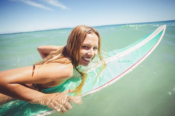 Frau surft im Meer — Stockfoto