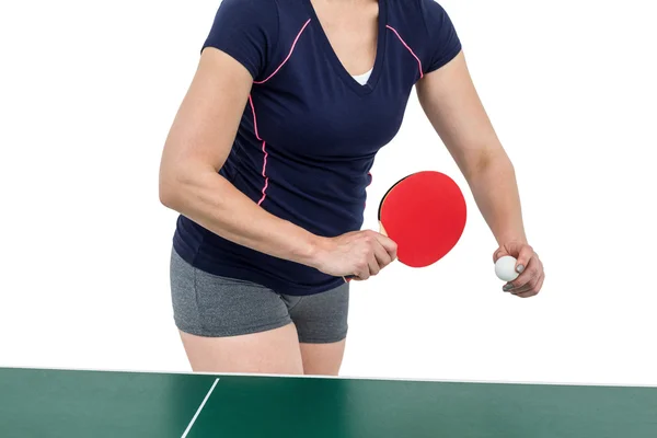 Женщины-спортсменки играют в настольный теннис — стоковое фото