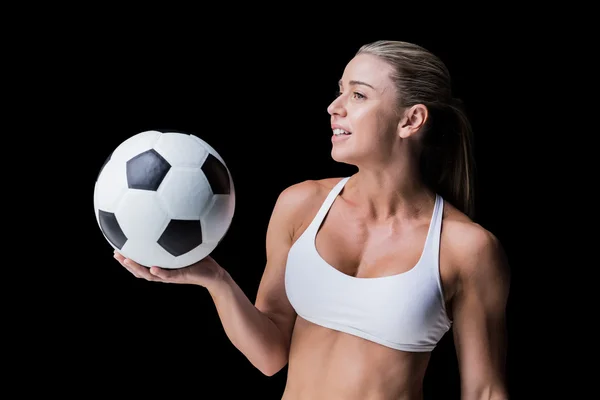 Sportlerin hält einen Fußball in der Hand — Stockfoto