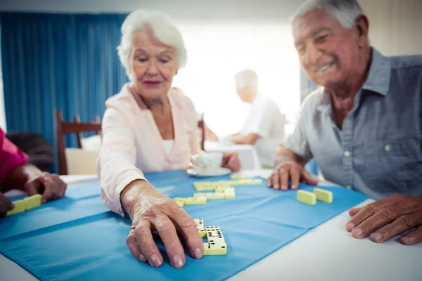 Grupo de personas mayores jugando dominó —  Fotos de Stock