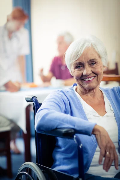 Старшая женщина в инвалидном кресле — стоковое фото