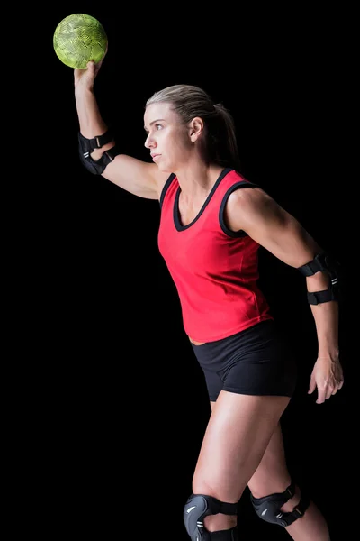 Atleta feminina jogando handebol — Fotografia de Stock