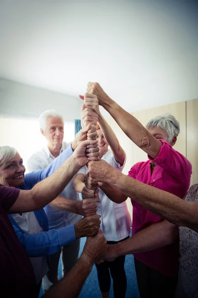 Grupo de personas mayores jugando — Foto de Stock