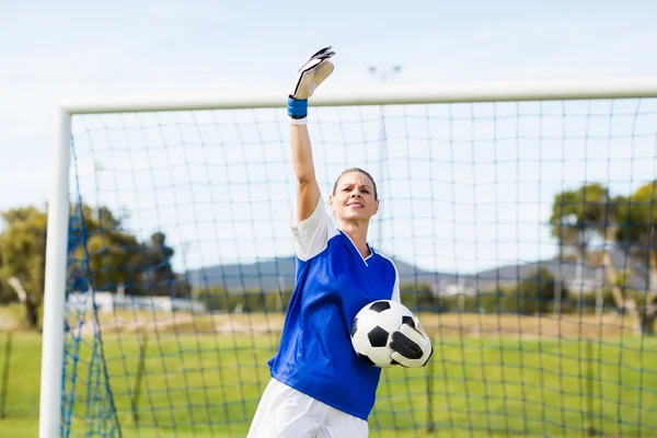 Portero femenino sosteniendo la pelota Fotos De Stock