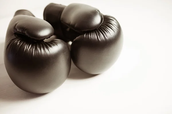 Боксерські рукавички на білому — стокове фото