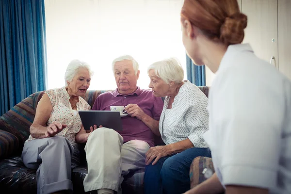 Aînés utilisant une tablette — Photo