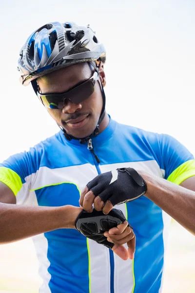 Atleta che indossa guanti da ciclismo — Foto Stock