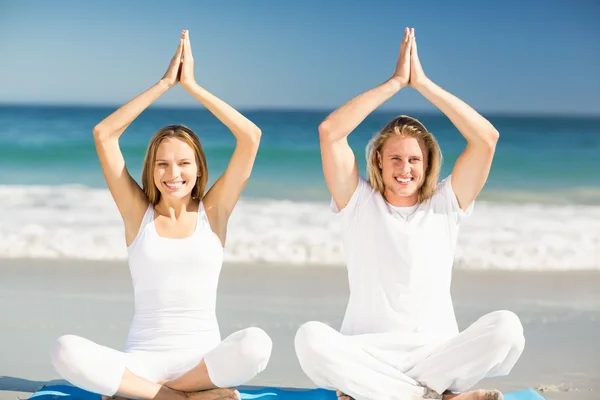 Man and woman performing yoga — Stock Photo, Image