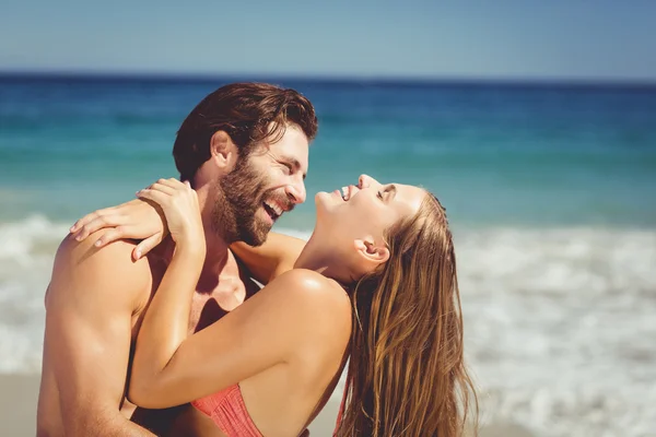 Pareja divirtiéndose en playa — Foto de Stock