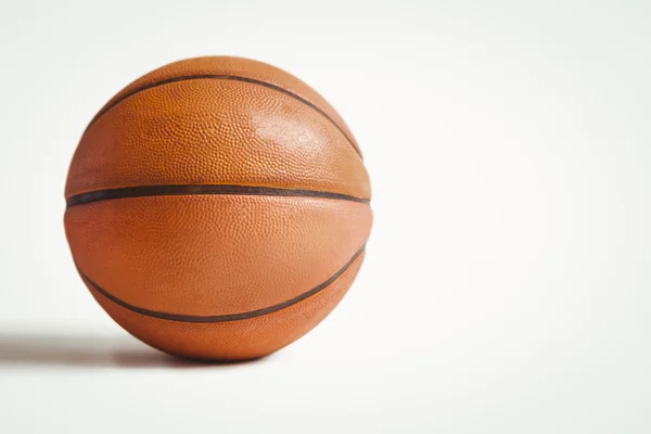 Pallone da basket su bianco — Foto Stock