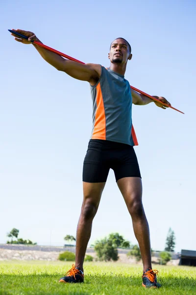 De boekwaarde speerwerpen atleet op schouder — Stockfoto