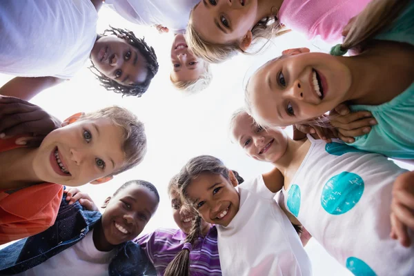 Niños posando juntos —  Fotos de Stock