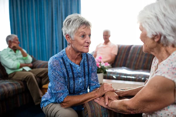 2 senior women interacting — Stock Photo, Image