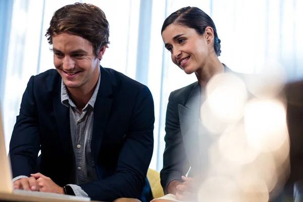 Geschäftspartner suchen einen Laptop — Stockfoto