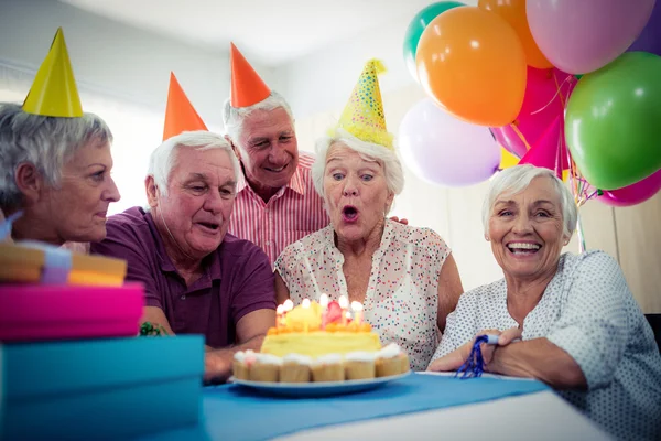 Grupo de idosos comemorando um aniversário — Fotografia de Stock