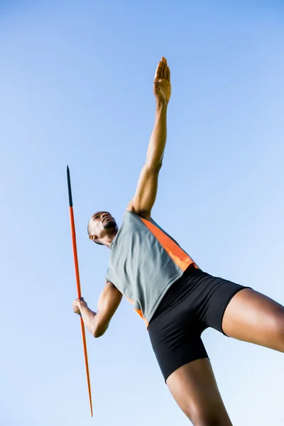 Atleta prestes a lançar um dardo — Fotografia de Stock