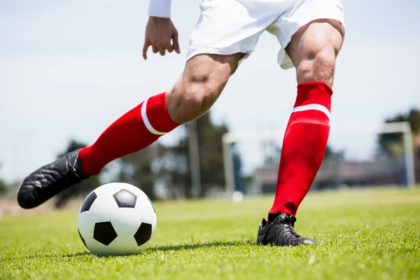 Jogador de futebol praticando futebol — Fotografia de Stock