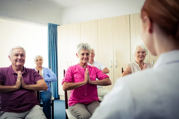 Seniorer gör övningar med sjuksköterska — Stockfoto