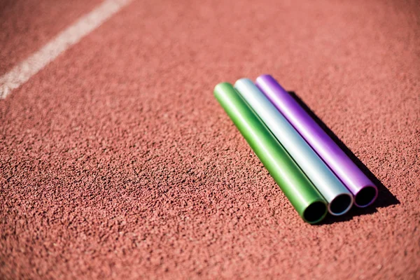 Bastón de relevo en pista de atletismo —  Fotos de Stock