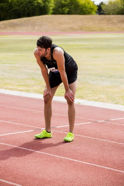 ランニング トラックで疲れている選手 — ストック写真