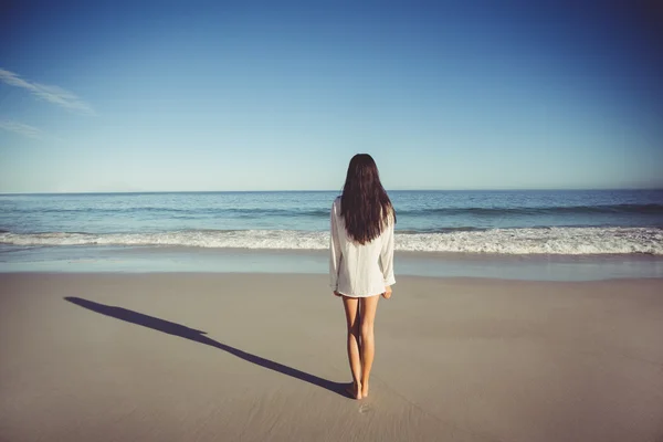 站在海滩上的女人 — 图库照片