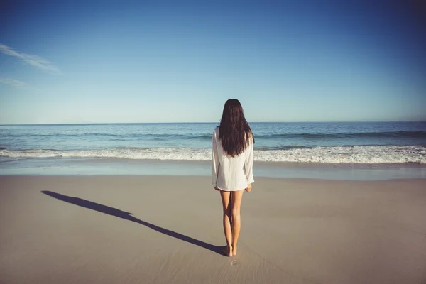 Donna in piedi sulla spiaggia — Foto Stock