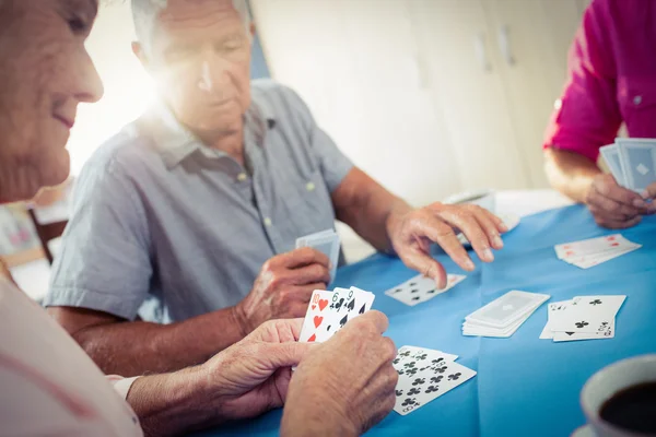 Gruppo di anziani che giocano a carte — Foto Stock