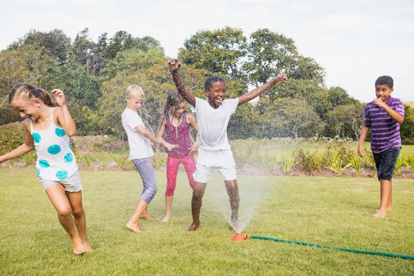 Kinder spielen zusammen — Stockfoto