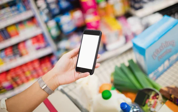 Mano femminile che tiene uno smartphone — Foto Stock