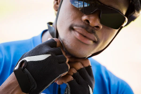 Athlète portant un casque de cyclisme — Photo