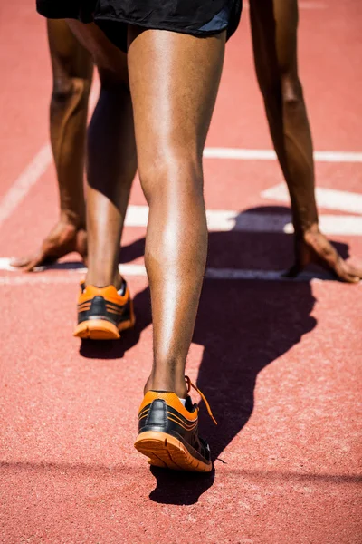 Atleta en línea de salida a punto de correr —  Fotos de Stock