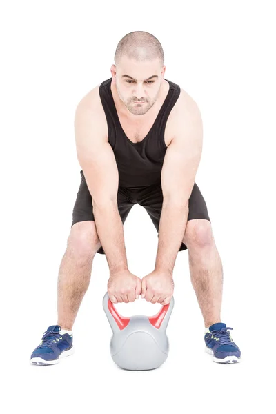 Fisiculturista levantando kettlebell pesado — Fotografia de Stock