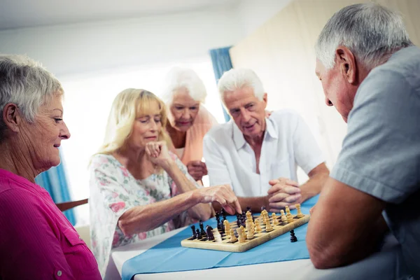 Группа пенсионеров, играющих в шахматы — стоковое фото