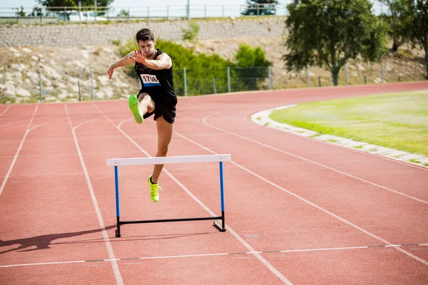 Atleta pulando acima do obstáculo — Fotografia de Stock