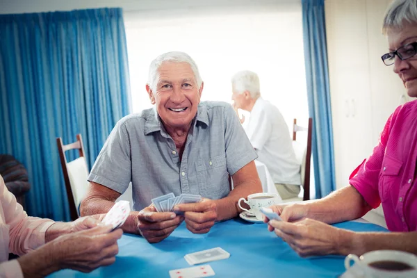 Groep senioren speelkaarten — Stockfoto