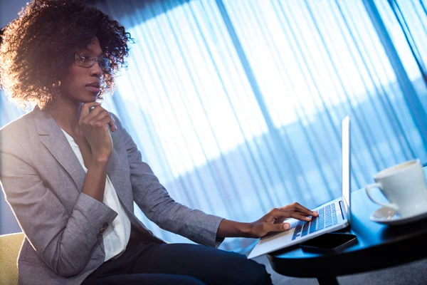 Mujer de negocios usando una computadora portátil — Foto de Stock