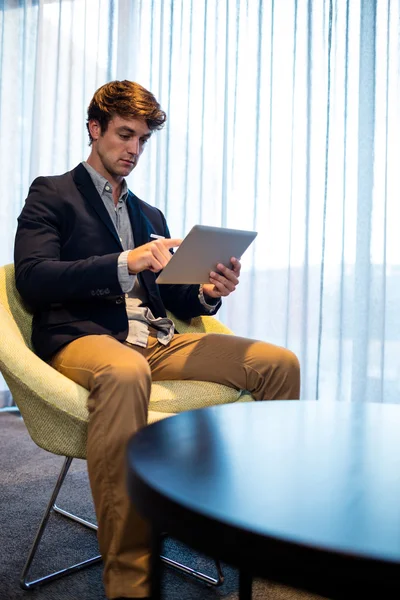 Jeune homme d'affaires utilisant une tablette — Photo