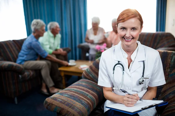 Verpleegkundige in het retirement-huis — Stockfoto