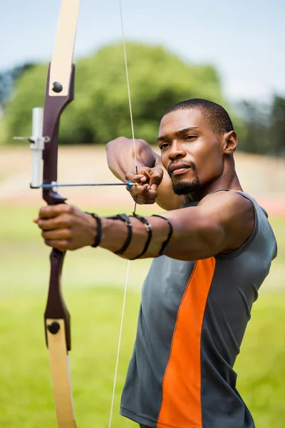 Atleta praticando tiro com arco — Fotografia de Stock