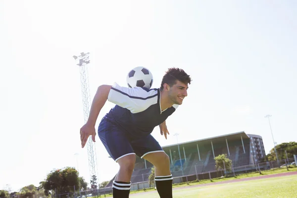 Футболист, практикующий футбол — стоковое фото