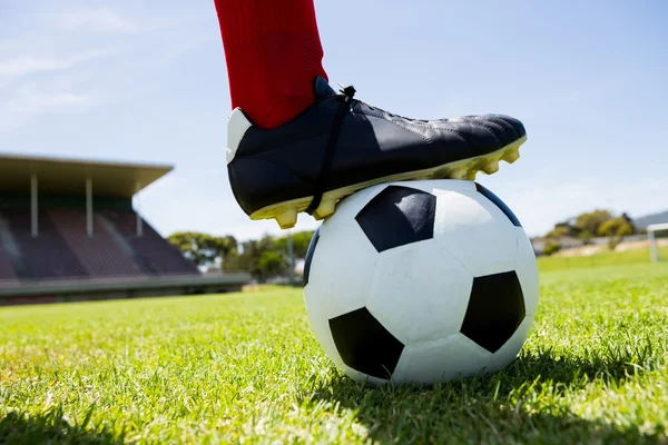 Giocatore di calcio con i piedi sulla palla — Foto Stock