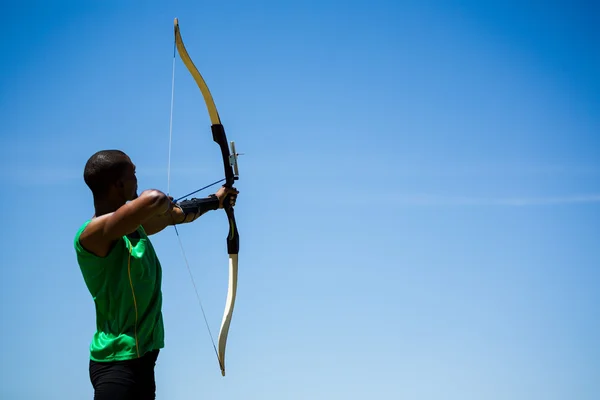 Atleta practicando tiro con arco —  Fotos de Stock