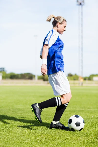 Jogador de futebol feminino praticando futebol — Fotografia de Stock