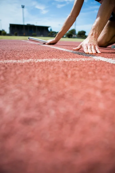 Atleta pronto para iniciar a corrida de revezamento — Fotografia de Stock